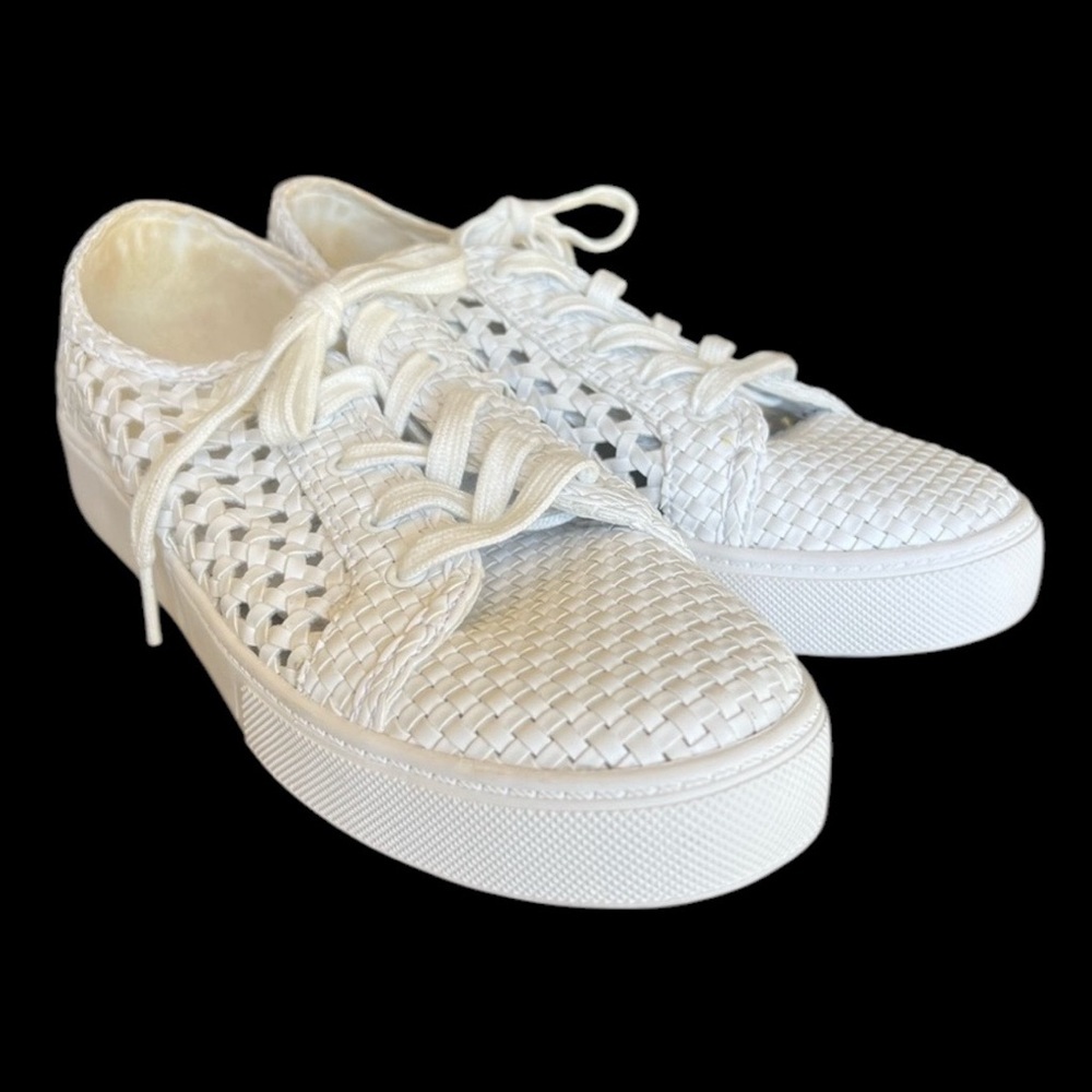 Marc Fisher Woven ladies sneaker 9.5 excellent condition, white lace up